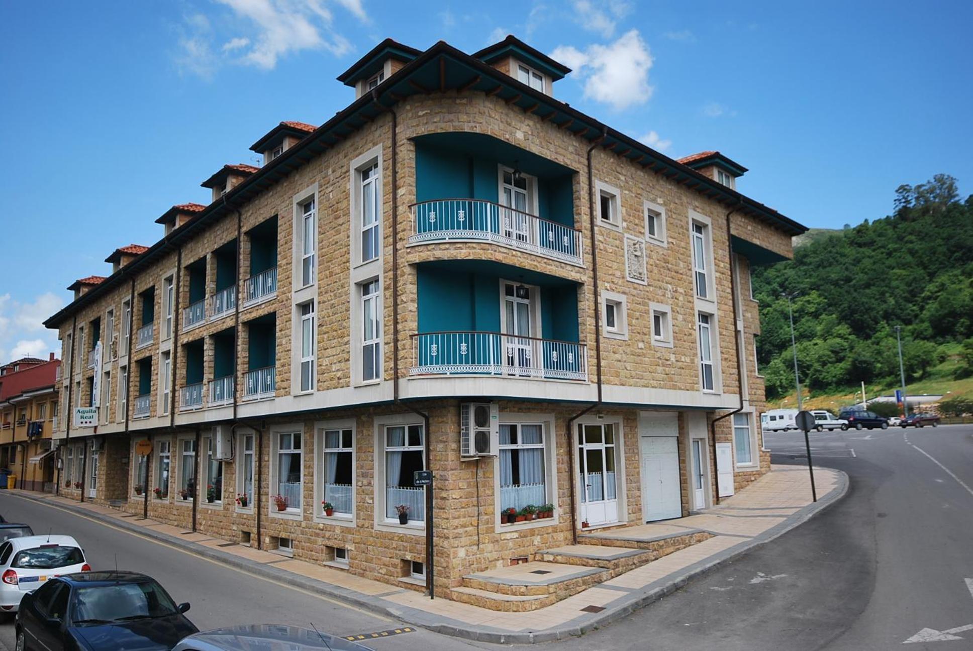 Hotel Aguila Real Onís エクステリア 写真