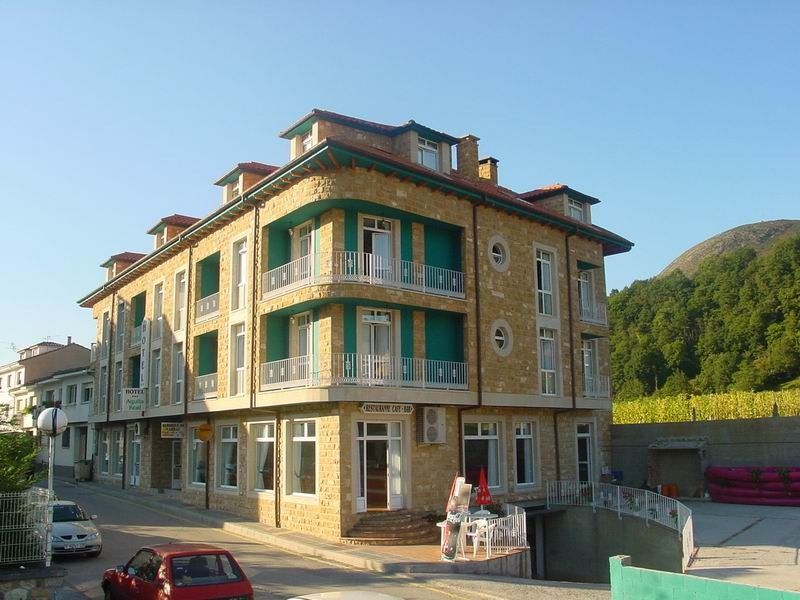 Hotel Aguila Real Onís エクステリア 写真